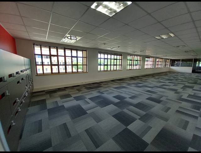 1,090M² OFFICE TO LET IN BRYANSTON